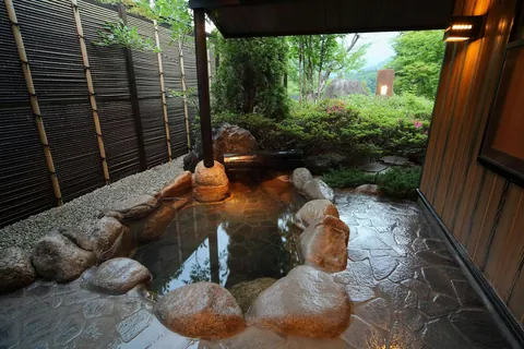 客室的岩造露天風呂