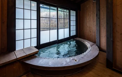 貸切半露天「薬師の湯」（鐵鍋浴池）